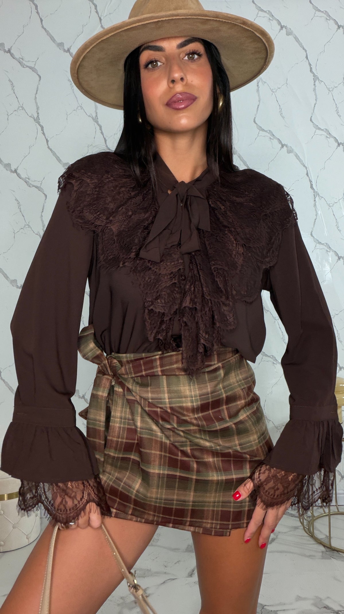 Camicia con pizzo e fiocco centrale