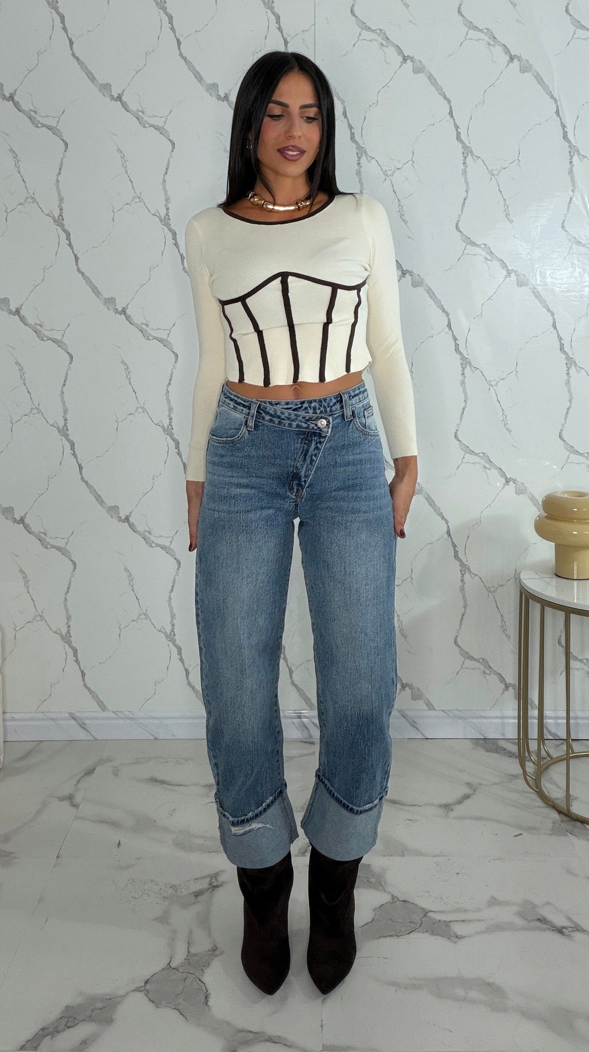 Jeans con risvolto e chiusura a trasversale -