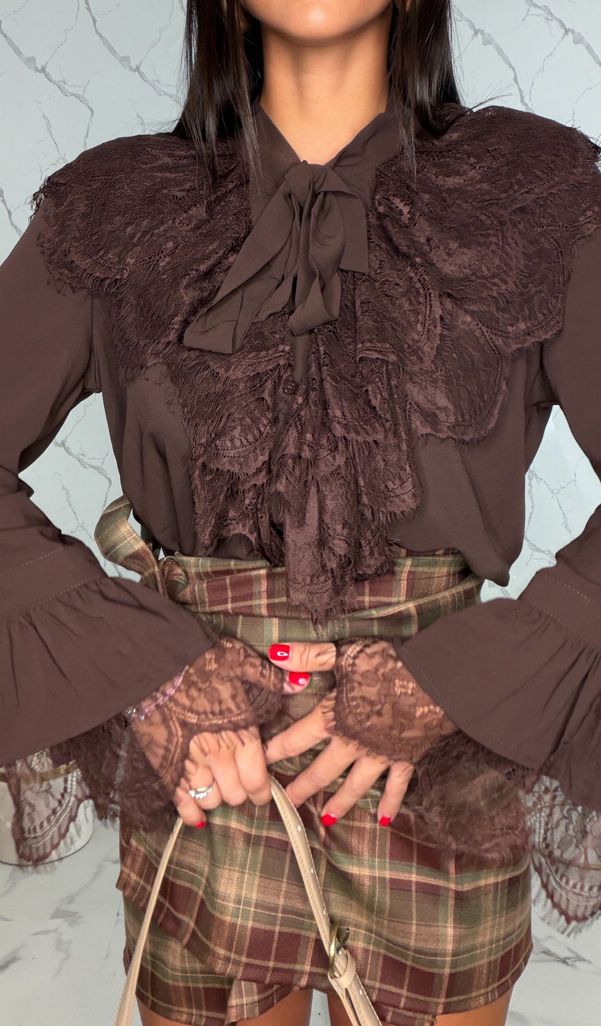 Camicia con pizzo e fiocco centrale
