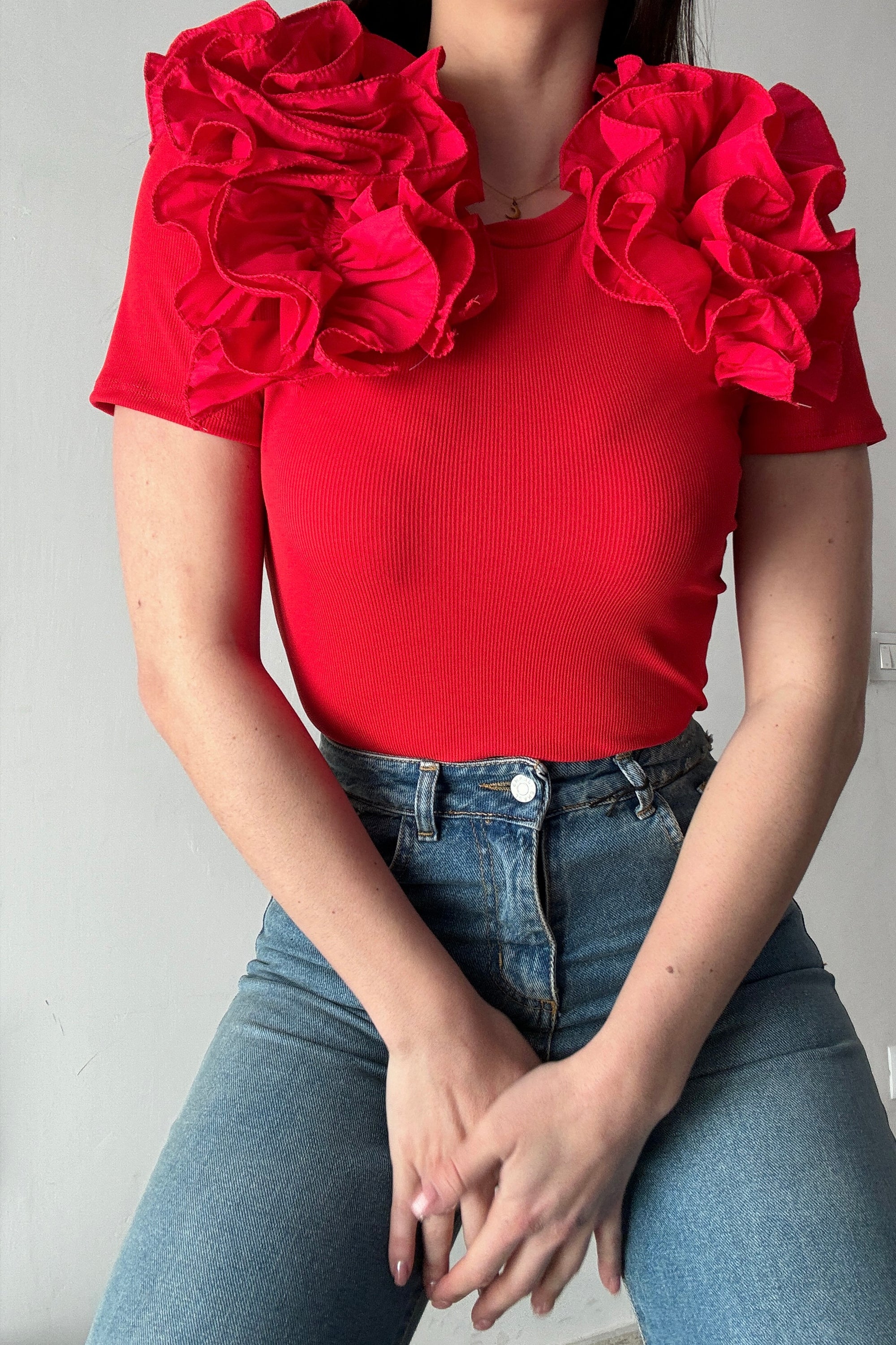 T-shirt a costine con maxi rouches