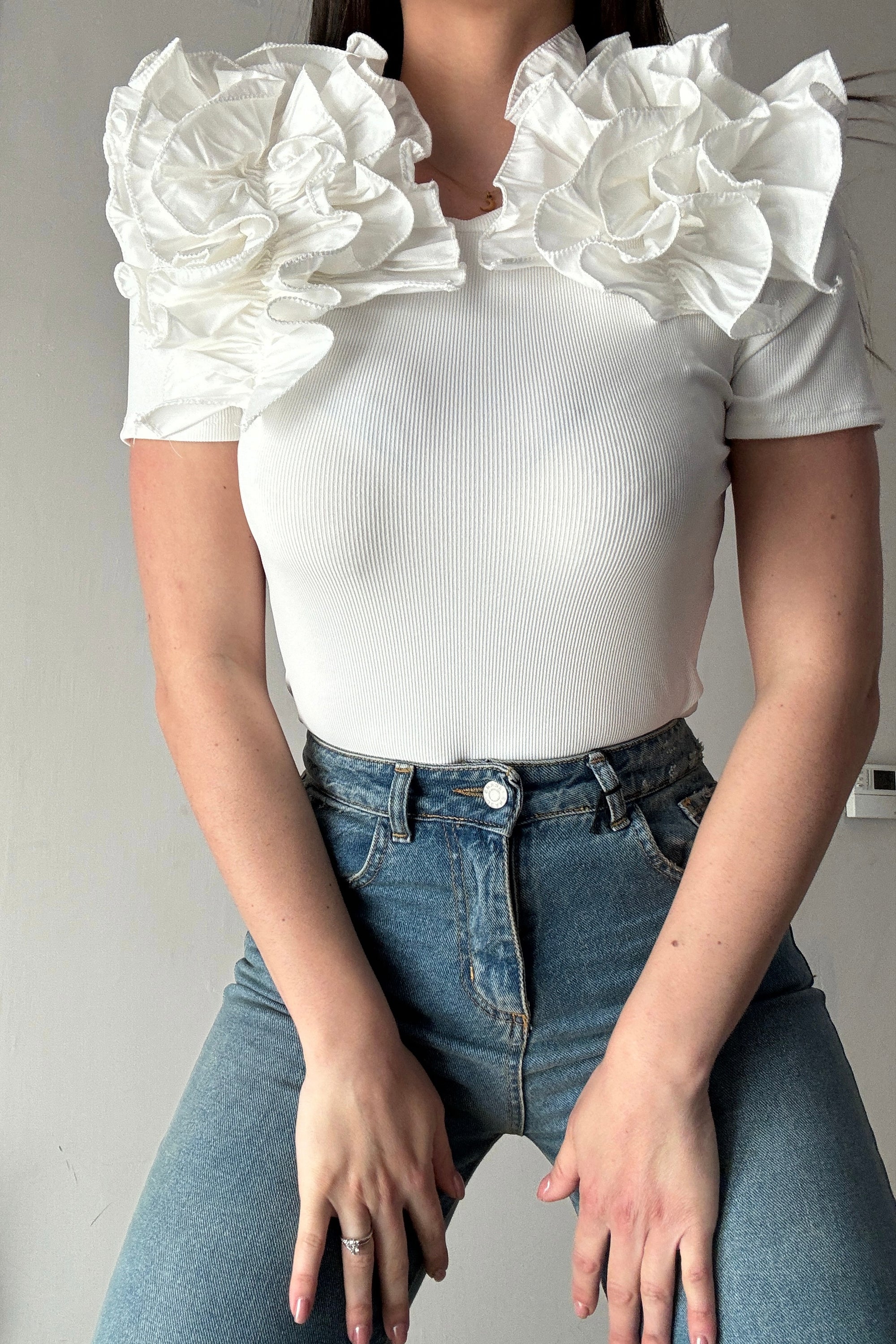 T-shirt a costine con maxi rouches
