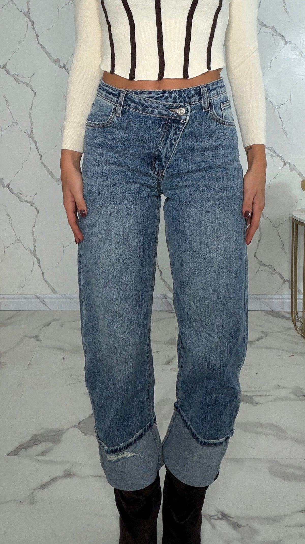 Jeans con risvolto e chiusura a trasversale -