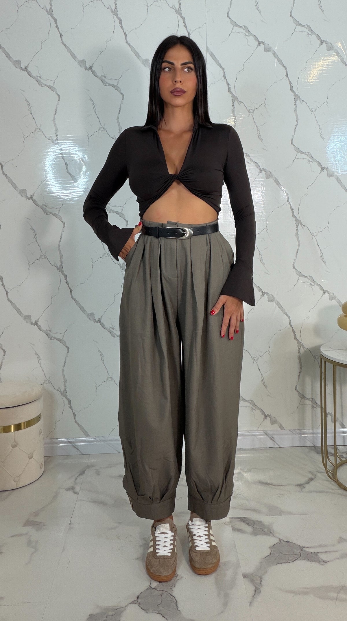Pantaloni con pinces oversize e cintura inclusa - TORTORA