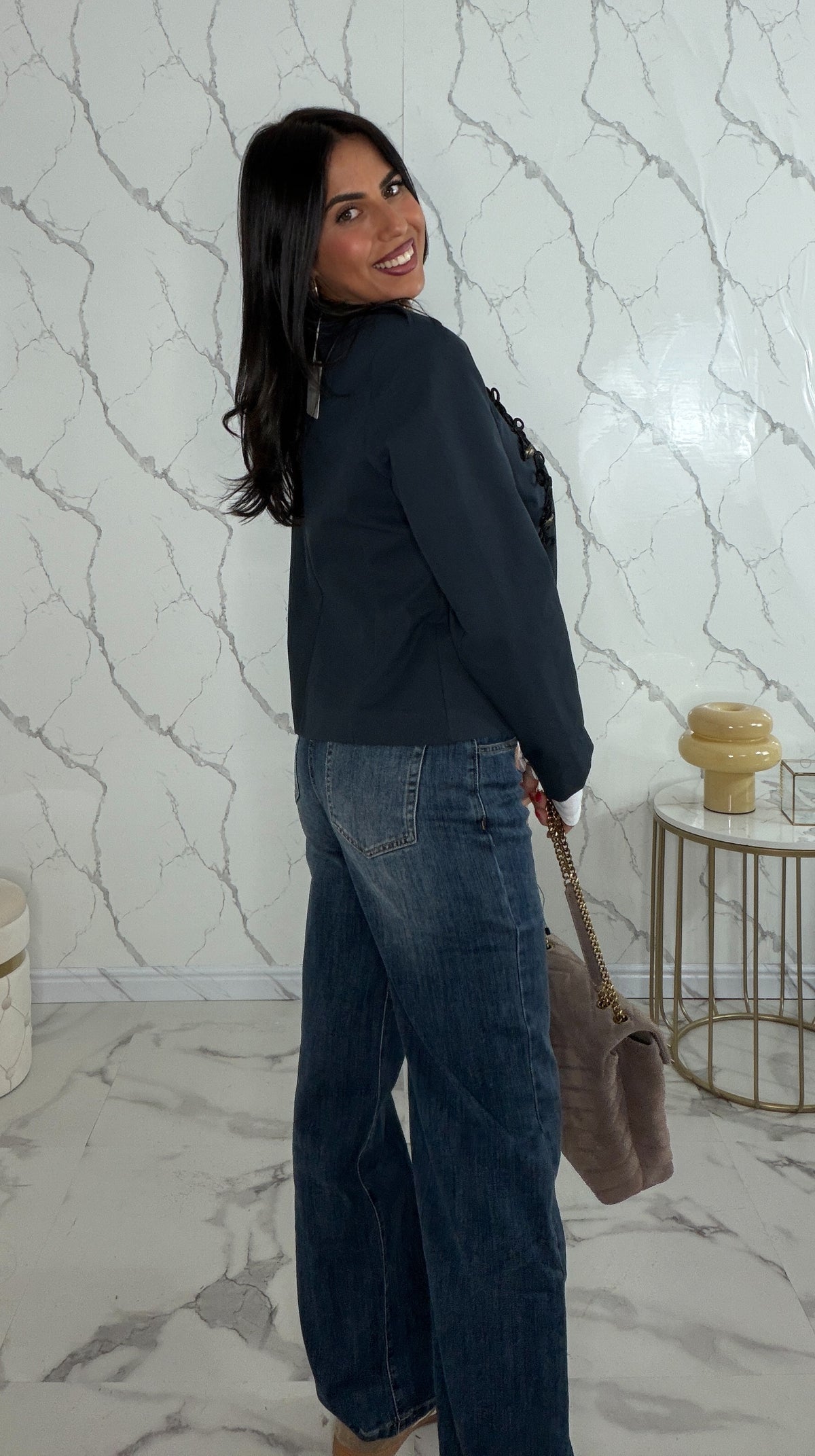 Jeans con bottone asimmetrico